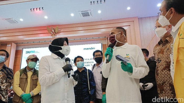 Mensos Risma Saat Berikan Bantuan ke Tunawisma