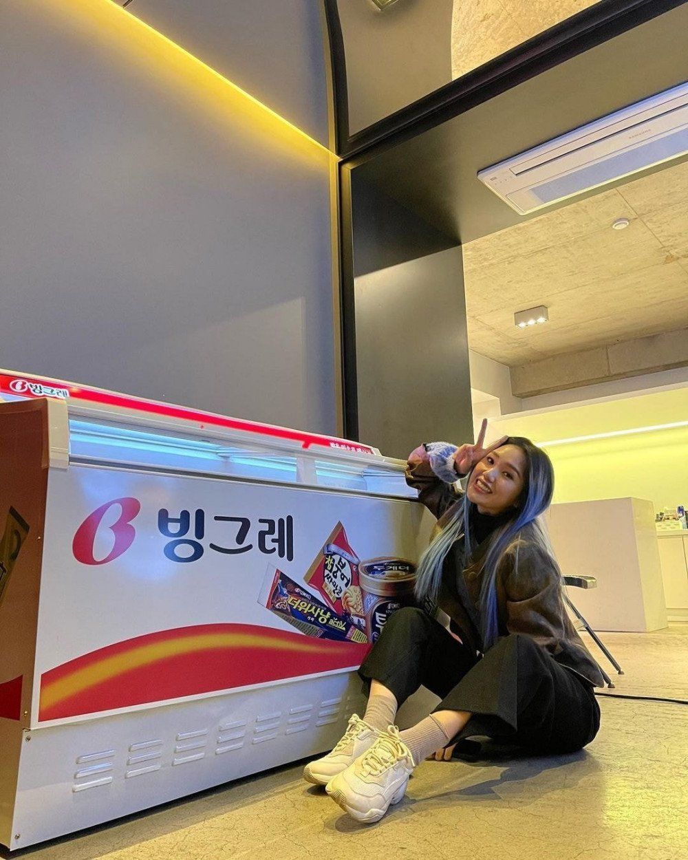 MImi Oh My Girl dapat Kiriman Sekulkas Es Krim