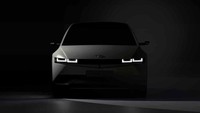Hyundai Ioniq 5 ini akan diperkenalkan secara resmi pada Februari 2021 besok dengan mengusung new design ‘Parametric Pixels’ atau penggunaan pencahyaan seperti pixles kecil pada bagian depan.  Foto: Pool (hyundai/autocar)