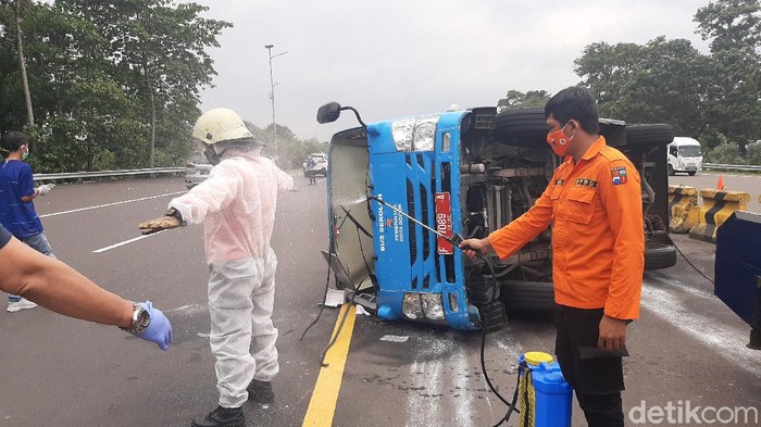 Mobil pengangkut pasien COVID-19 terguling di Tol Jagorawi.