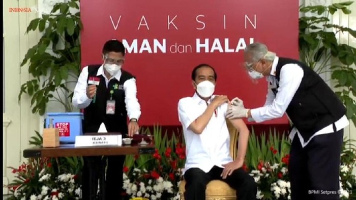 Momen Jokowi DIvaksin Corona