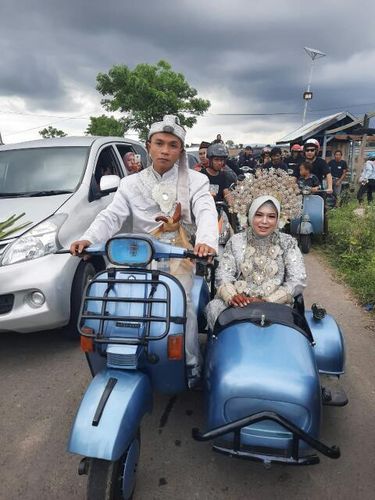 Kisah pengantin viral yang naik skuter gandeng.