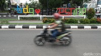 Taman sekaligus trotoar ini berukuran 100 meter. Tak hanya dihiasi dengan plang nama jalan bertuliskan Palestine Walk, area itu juga dilengkapi dengan tulisan Bandung Love Palestine yang berada di tengah pedestrian dan sebuah gerbang bertuliskan Palestine Walk. Siti Fatimah/detikcom  