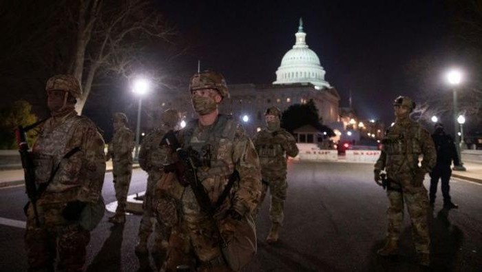 Pasukan Garda Nasional AS berjaga di jalanan Washington DC dengan membawa senjata (AFP Photo)