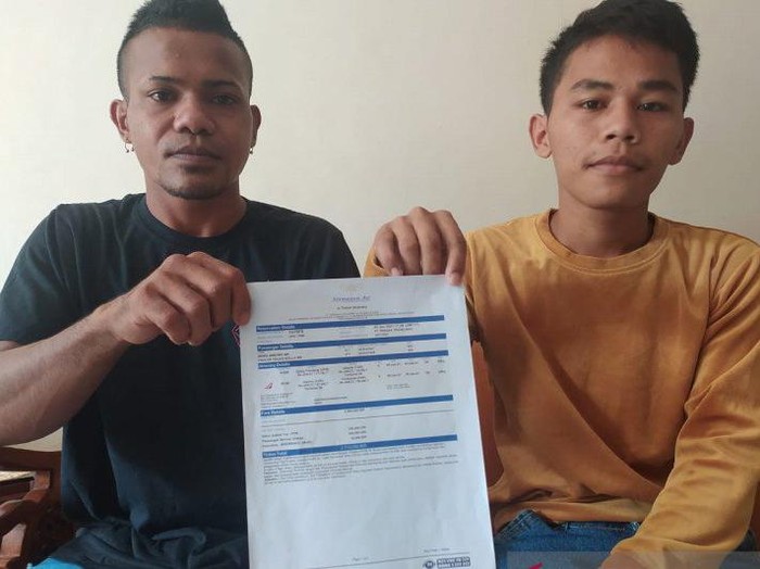 Paulus Yulius Kollo dan Indra Wibowo batal menumpangi pesawat Sriwijaya Air nomor penerbangan SJ182 karena biaya tes usap mahal. (ANTARA/Jessica Helena Wuysang)