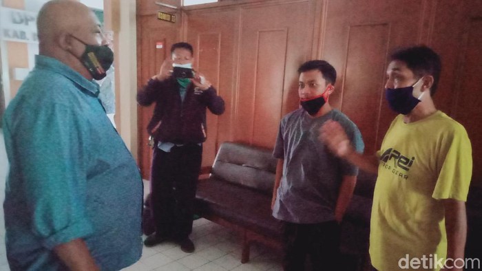 Pedagang mendatangi DPRD Klaten mengadu soal pembatasan jam operasional akibat PKM, Rabu (13/1/2021)