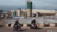Karena masih dalam proses pembangunan, saat ini arus lalu lintas di jalan tersebut masih dilakukan rekayasa jalur.