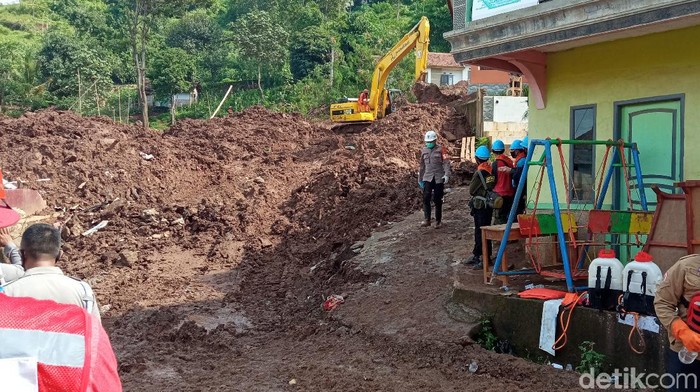 Pencarian korban tertimbun longsor di Sumedang terus dilakukan