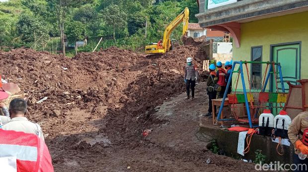Pencarian korban tertimbun longsor di Sumedang terus dilakukan