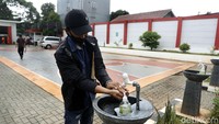 Warga diharuskan memakai masker, mencuci tangan dan menjaga jarak.