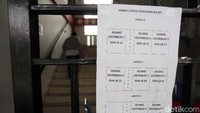 Jika warga tidak mengikuti aturan tersebut, petugas menolak melayani.