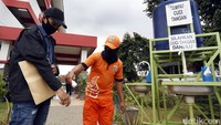 Warga diukur suhunya sebelum masuk ke area pembagian BST.