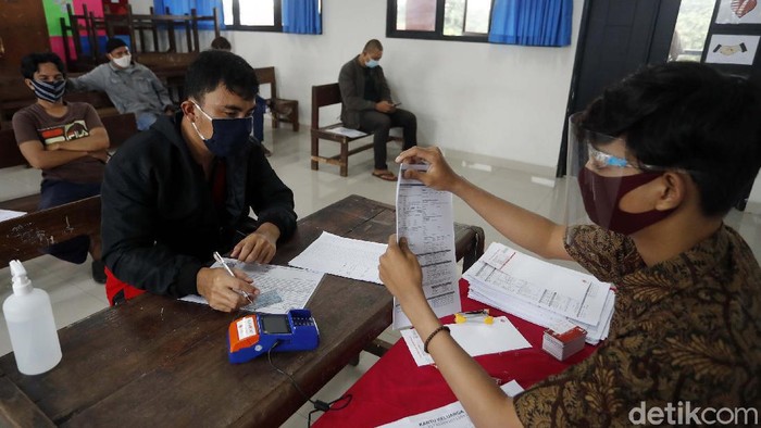 Penyaluran BST di Jakarta Terapkan Prokes Ketat Protokol kesehatan ketat diterapkan saat penyaluran bantuan sosial tunai (BST). Seperti terlihat di SDN 13 Lubang Buaya, Jakarta Timur, Rabu (13/01/2021).