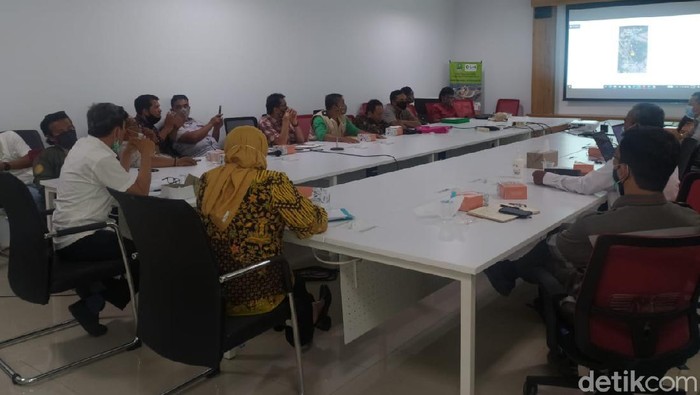 Pertemuan warga dengan pihak KCIC di Kantor DLH Jabar