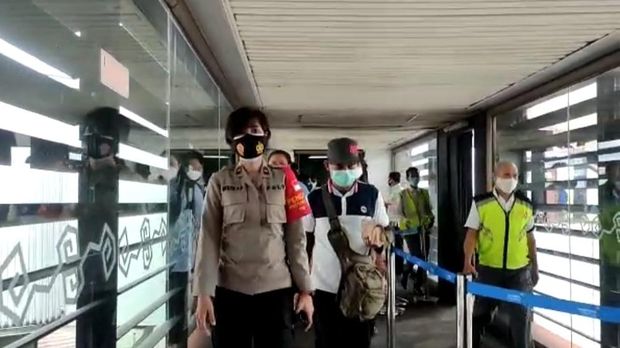 Polisi kawal keluarga korban Sriwijaya Air SJ182 dari Bandara Soetta hingga ke RS Polri
