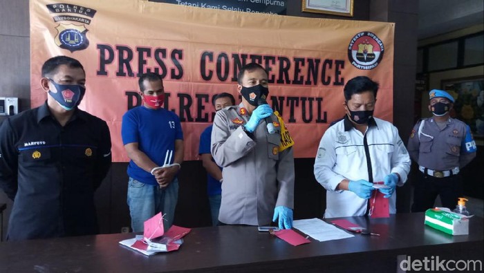 Polres Bantul merilis kasus wartawan gadungan memeras seorang kepala sekolah, Rabu (13/1/2021).