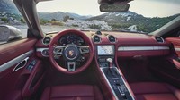 Begitu juga dengan tampilan interior, kemewahan Porsche Boxster edisi limited tersaji dalam pemilihan kulit jok terbaik yakni Bordeaux. Begitu juga tampilan ekslusif mobil ini sangat terasa baik dari eksterior maupun interior. Foto: Pool (Autocar)