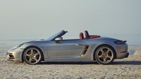 Perbedaan mencolok pda model ini bisa dilihat dalam desain yang disajikan. Porsche limited edition ini ditampilkan dalam bentuk original Porsche Boxster yang diperkenalkan pada 1993. Soal pilihan warna Porsche Boxster GTS 4.0 ini akan ditawarkan dalam Neodyme atau warna tembaga, meski pilihan warna lain seperti hitam metalik dan putih metalik juga akan menjadi opsi pilihan konsumen. Foto: Pool (Autocar)