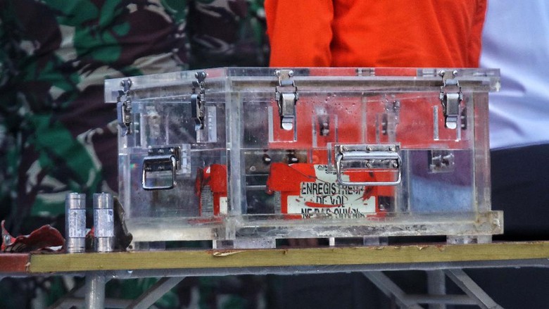 Potret 4 Hari Pencarian Sriwijaya Air Hingga Black Box Ditemukan Flight Data Recorder (FDR) black box Sriwijaya Air SJ182 berhasil ditemukan pada hari ke-4 pencarian, Selasa (12/1). Begini proses pncarian hingga FDR ditemukan.