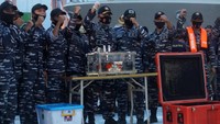 Black box sebuah pesawat memiliki 2 komponen. Komponen pertama adalah FDR. Komponen berikutnya adalah cockpit voice recorder (CVR) atau perekam suara kokpit yang kini masih dicari. Pradita Utama/detikcom.