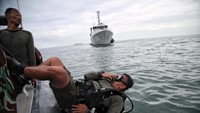 Pencarian besar-besaran dilakukan sejak hari pertama, dengan melibatkan pasukan gabungan, sejumlah KRI, helikopter dan para penyelam. Pradita Utama/detikcom.