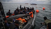 Sejak hari pertama pencarian telah ditemukan serpihan-serpihan pesawat dan bagian tubuh para korban. Pradita Utama/detikcom.