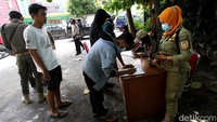 Di tengah penerapan Pemberlakuan Pembatasan Kegiatan Masyarakat (PPKM), petugas gabungan terus melakukan razia masker di kawasan Solo.