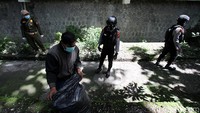 Sanksi yang diberikan kepada para pelanggar salah satunya adalah membersihkan sampah.