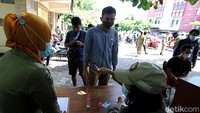 Warga yang terjaring razia masker tersebut kemudian di data petugas.