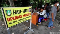 Personil gabungan dari Pol PP, TNI dan Polri menggelar razia masker di jalan Brigjen Sudiarta yang merupakan perbatasan Solo dan Sukoharjo, Jawa Tengah, Rabu (13/1/2020).