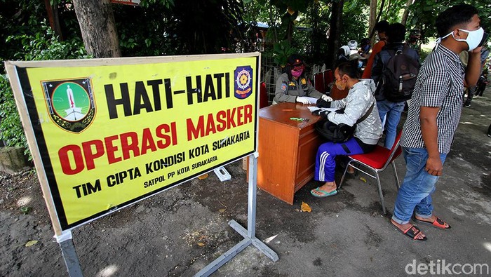 PPKM Hari Ketiga, Masih Ada Warga Solo Terjaring Razia Masker Razia masker gencar dilakukan di tengah penerapan Pemberlakuan Pembatasan Kegiatan Masyarakat (PPKM) di Solo. Warga yang terjaring razia akan dikenai sanksi.