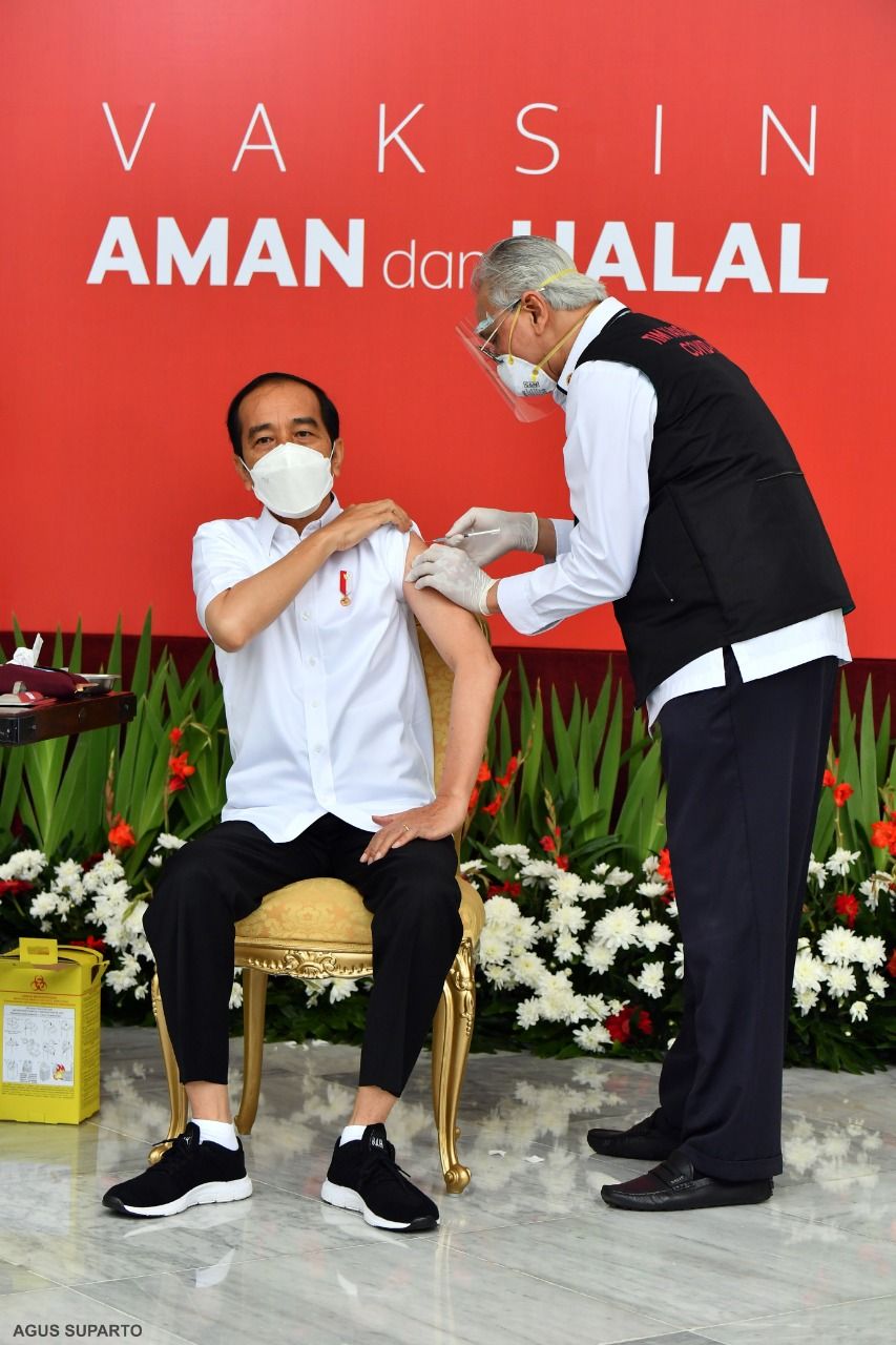 Presiden Jokowi disuntik vaksin Corona (COVID-19)