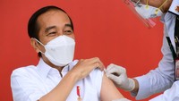 Vaksinasi Corona di Indonesia resmi dimulai dengan Presiden Joko Widodo sebagai yang pertama menerima vaksin COVID-19 Sinovac ini. Penyuntikkan vaksin perdana ini digelar di Istana Merdeka, Jakarta, Rabu (13/1/2021). dok.Biro Pers Sekretariat Presiden  