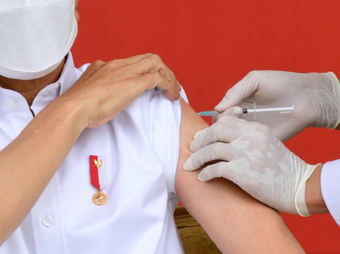 Presiden Jokowi disuntik vaksin Corona (COVID-19)