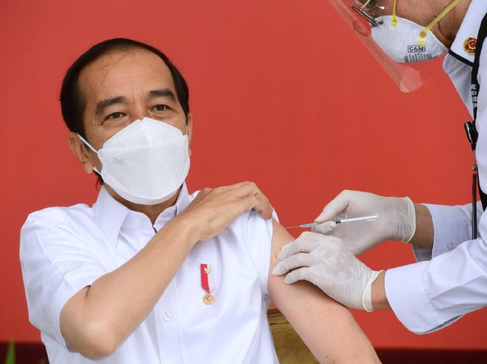 Presiden Jokowi disuntik vaksin Corona (COVID-19)