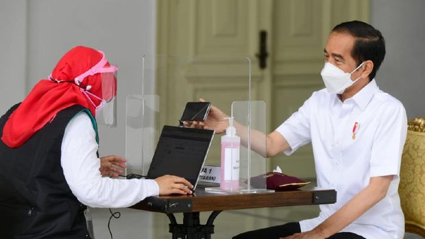 Presiden Jokowi disuntik vaksin Corona (COVID-19)
