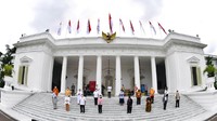 Proses vaksinasi terhadap orang nomor satu di Indonesia itu dilakukan Wakil Ketua Dokter Kepresidenan, Prof Dr Abdul Muthalib. Selain Presiden Jokowi, sederet pejabat lain juga turut divaksinasi. Di antaranya Menteri Kesehatan Budi Gunadi Sadikin, Panglima TNI Marsekal TNI Hadi Tjahjanto, Kapolri Jenderal Pol. Idham Azis, dan Ketua PB IDI dr Daeng M Faqih. dok.Biro Pers Sekretariat Presiden  