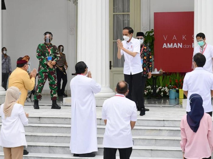 Presiden Jokowi setelah disuntik vaksin Corona