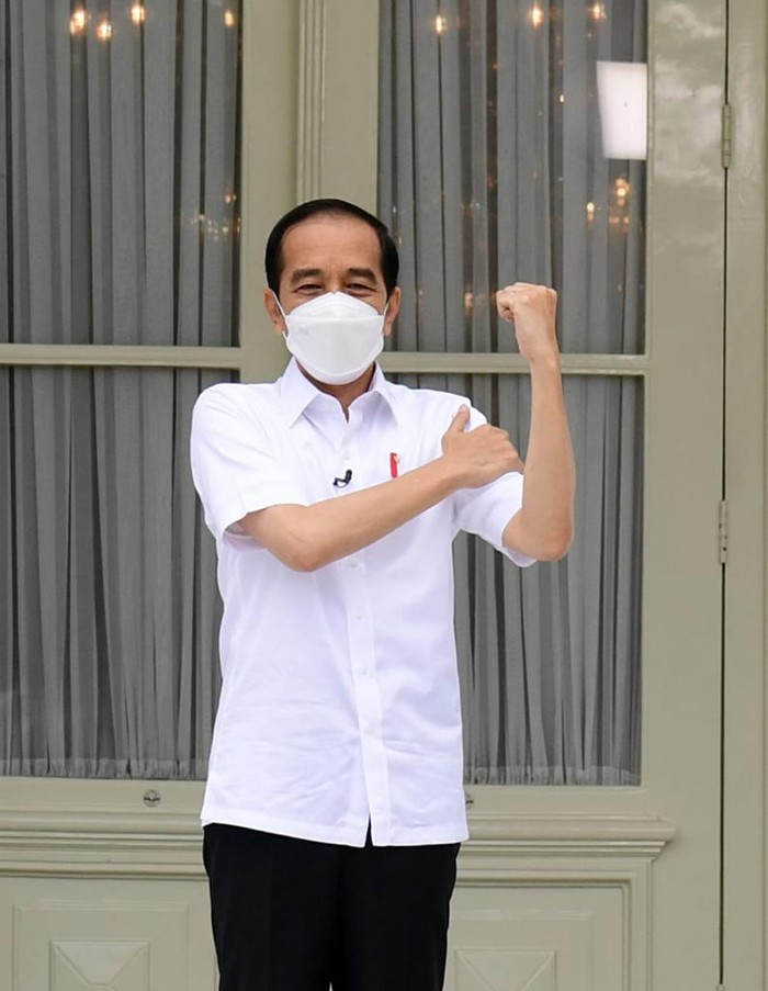 Presiden Jokowi setelah disuntik vaksin Corona