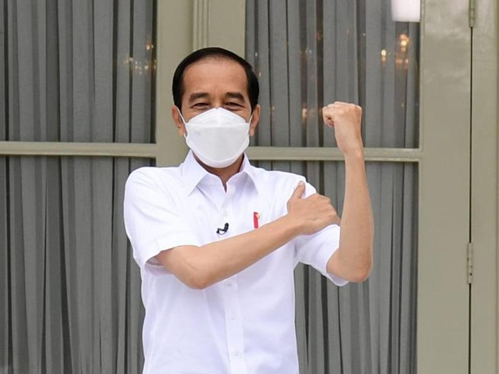 Presiden Jokowi setelah disuntik vaksin Corona
