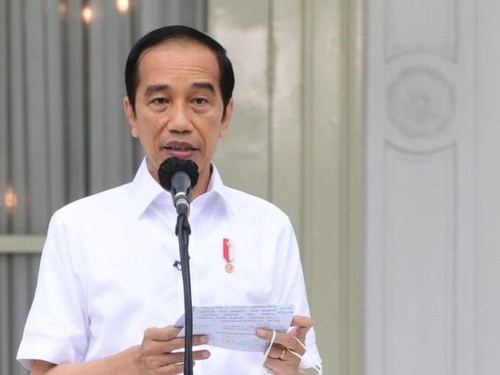 Presiden Jokowi setelah disuntik vaksin Corona