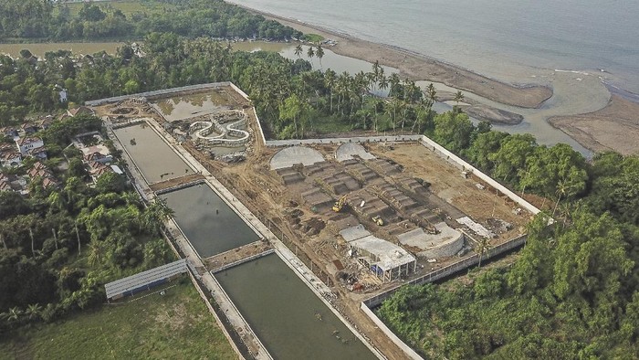 PROYEK PEMBANGUNAN MENINTING BIKE PARK LOMBOK Foto udara proyek pembangunan lintasan sepeda di Meninting Bike Park, Desa Meninting, Kecamatan Batulayar, Lombok Barat, NTB, Rabu (13/1/2021). Bike Park berstandar internasional tersebut merupakan proyek bantuan dari Kementerian PUPR yang dibangun di atas lahan seluas 2,8 hektare dengan anggaran sebesar Rp17 miliar dan ditargetkan selesai pembangunannya pada Februari mendatang. ANTARA FOTO/Ahmad Subaidi/wsj.