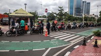 Para pengendara roda dua maupun roda empat mengantre untuk mengikuti uji emisi gratis.