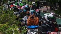 Antrean tampak mengular panjang.
