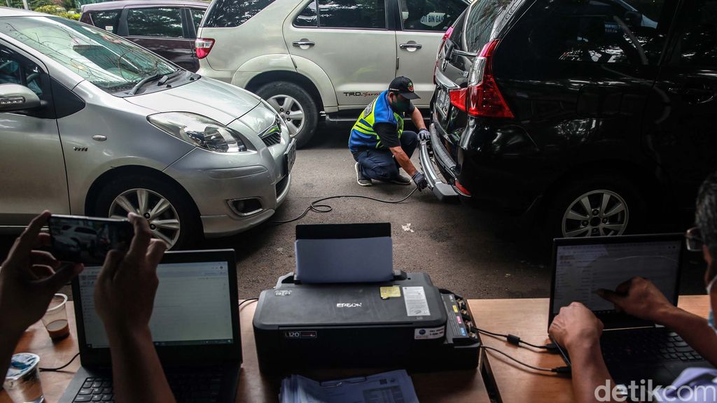 Uji emisi gratis digelar di Jl Puri Indah Raya, Jakarta Barat, Rabu (13/1/2021). Puluhan kendaraan mengantre untuk ikut uji emisi.
