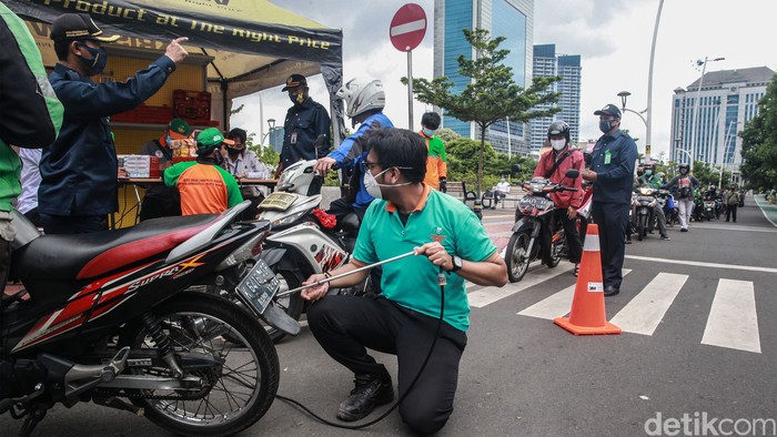 Uji emisi gratis digelar di Jl Puri Indah Raya, Jakarta Barat, Rabu (13/1/2021). Puluhan kendaraan mengantre untuk ikut uji emisi.