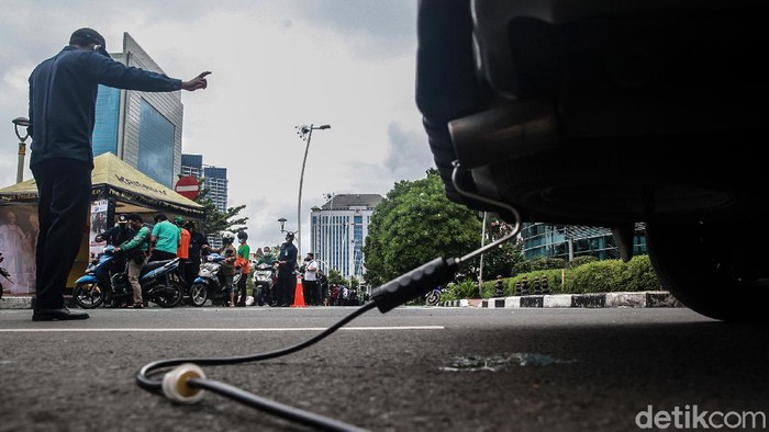 Uji emisi gratis digelar di Jl Puri Indah Raya, Jakarta Barat, Rabu (13/1/2021). Puluhan kendaraan mengantre untuk ikut uji emisi.
