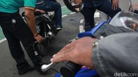 Uji emisi gratis digelar di Jl Puri Indah Raya, Jakarta Barat, Rabu (13/1/2021).