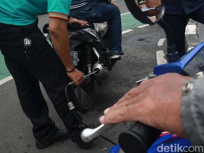 Puluhan Pengendara Antre Uji Emisi Gratis