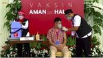 Momen Raffi Ahmad Disuntik Vaksin COVID-19